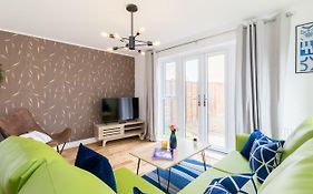 Sherlock Family And Contractor Home By Svelte Living Secure Parking
